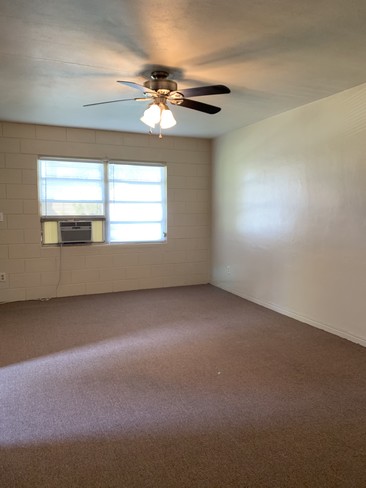 Building Photo - 1/1 half duplex close to shopping, $1,000/...