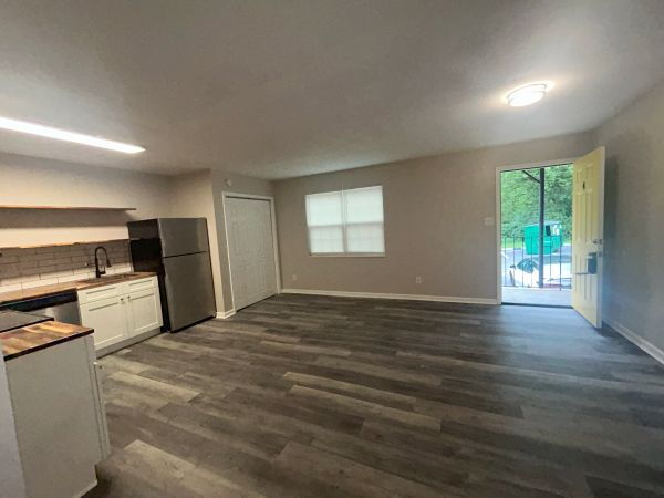 Building Photo - S. Knox 1bd/1ba- 1st floor Unit Available Now