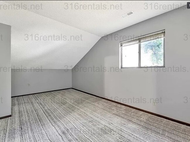 Building Photo - $1545 - 2 bed 2 bath - Duplex located in R...