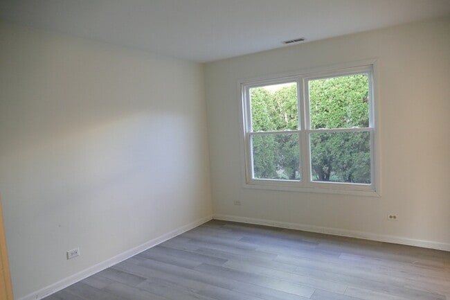Building Photo - 1076 Crestwood Ln