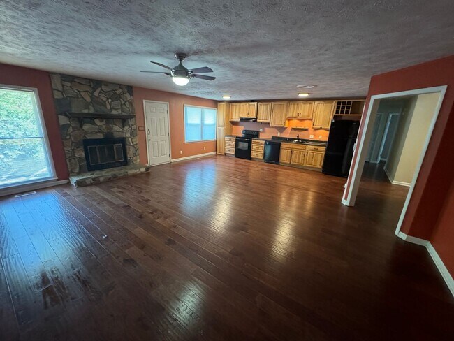 Building Photo - For Rent - 3 bedroom Close to Ft Bragg