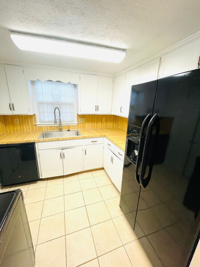 Building Photo - ** 3 bed 2 bath located off Vaughn Road **...