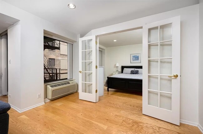 Building Photo - 40 E Delaware Pl