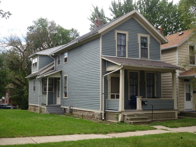 Building Photo - Two Bedroom Home with a bonus room/3rd bedroom in Historic District (Williams-Woodland Historic P...