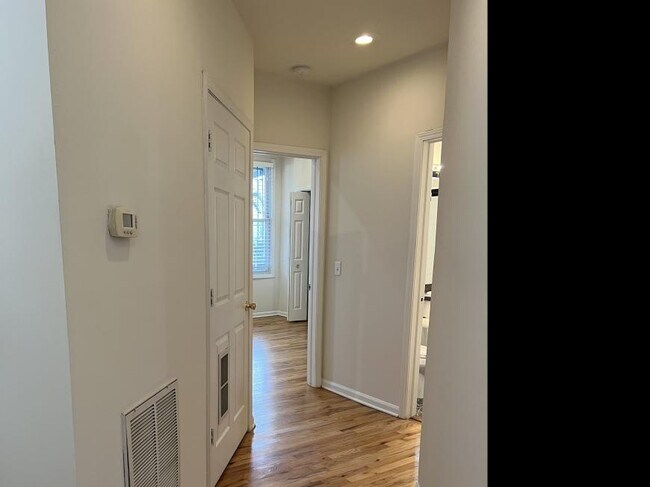 Building Photo - 3 bedroom in Chicago IL 60622