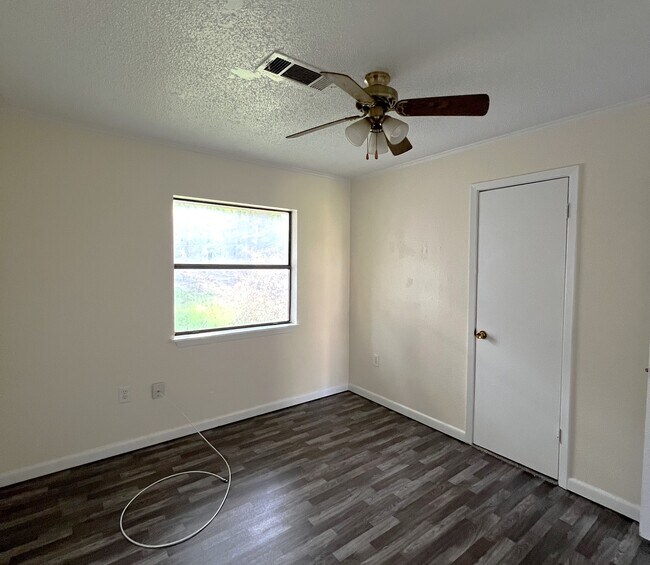 Building Photo - 1043 Westwood Dr