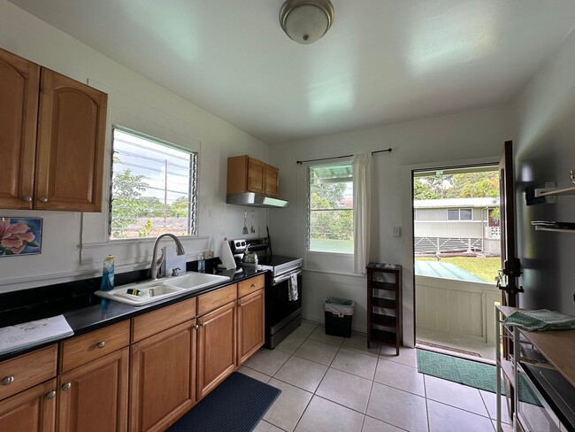 Building Photo - 2BR/1BA with front porch in Hilo Town!