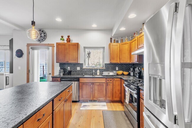 Building Photo - Furnished townhome w/ 2-car garage, backyard & EV charging