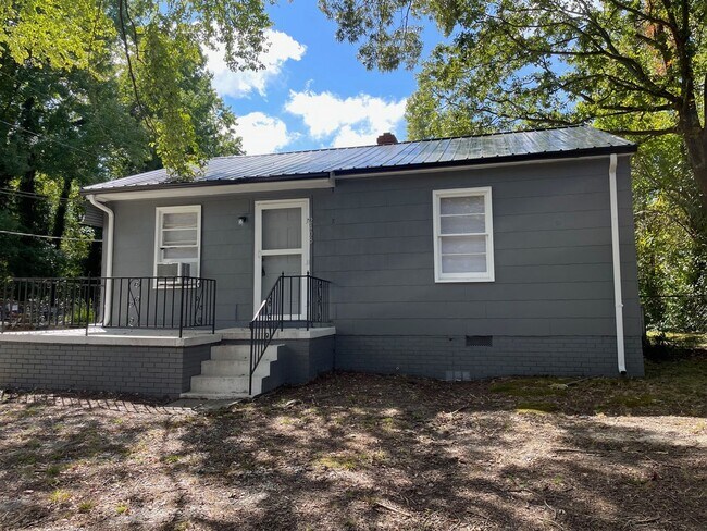 Primary Photo - 2 bed, 1 bath located in High Point!