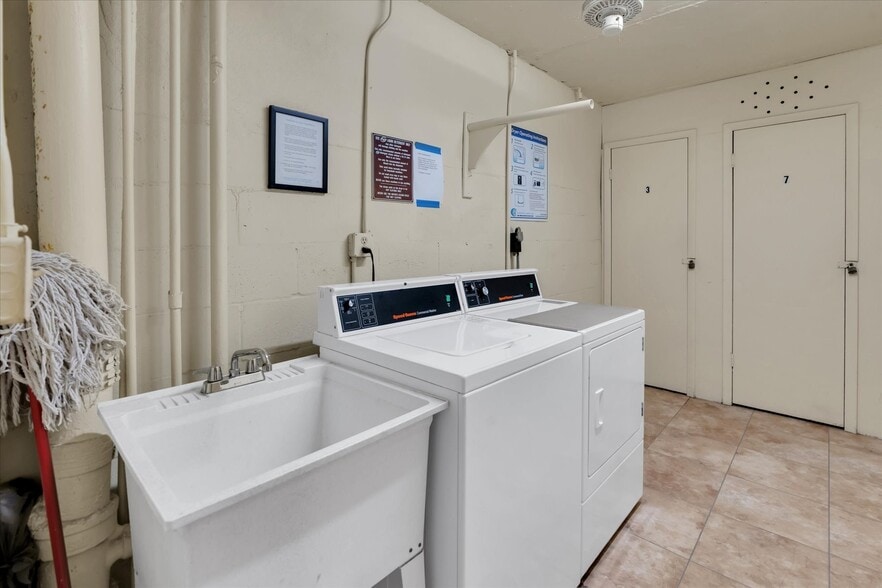 Building Photo - 4550 Cove Cir