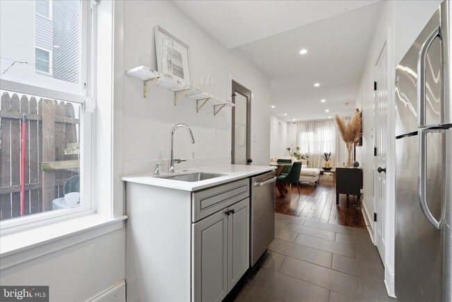 Building Photo - 1902 E Hagert St