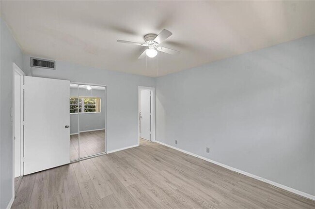Building Photo - 1400 NE 55th St