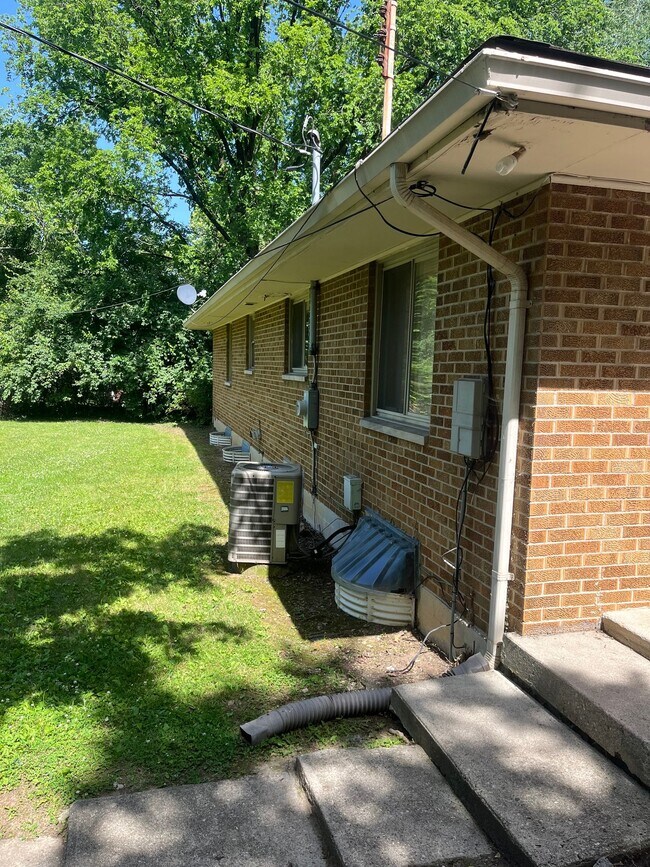 Building Photo - 215 Marlay Rd