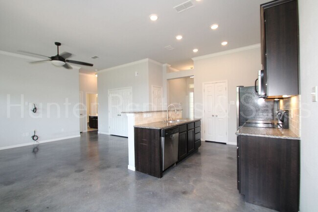 Building Photo - 1619 Neuberry Cliffe
