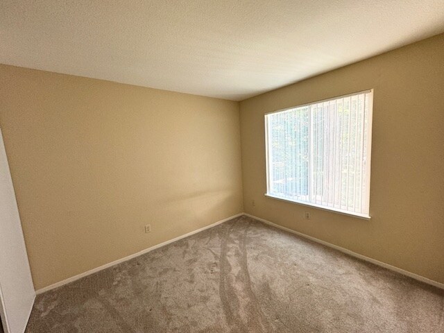 Building Photo - 120 Reflections Dr