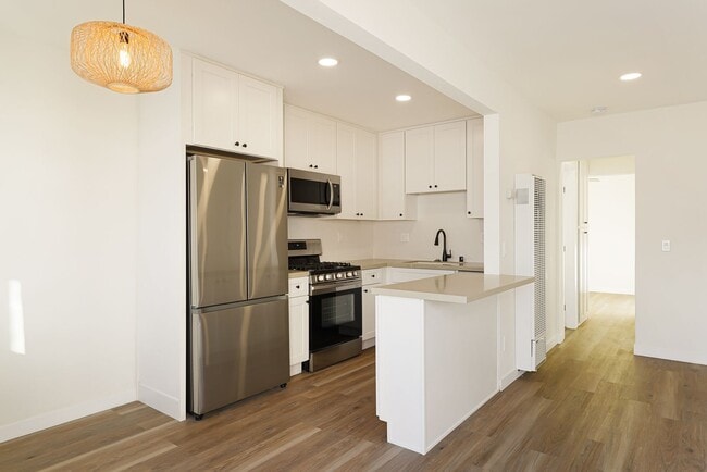 Building Photo - Completely remodeled 2 bd/1ba in charming ...