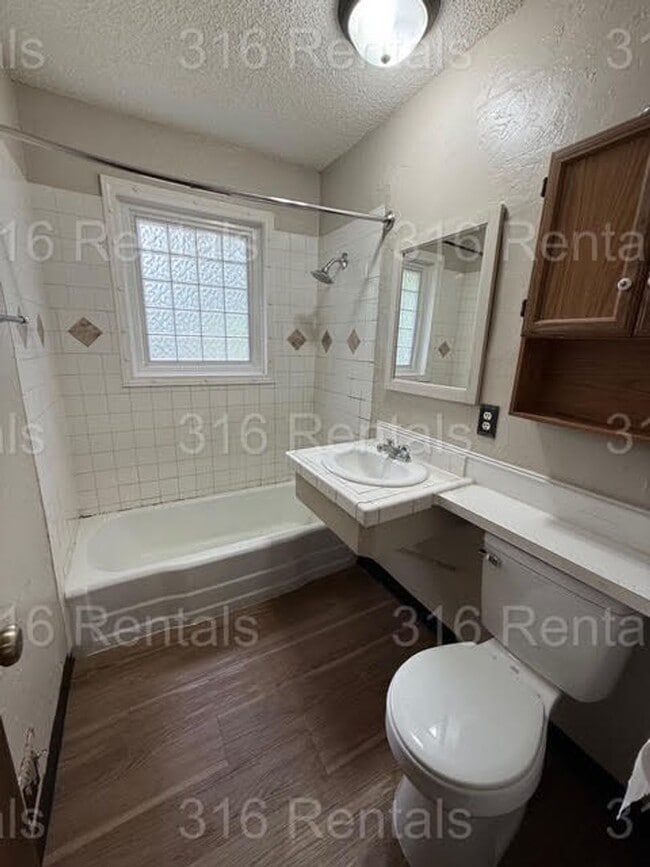 Building Photo - $1000 - 3 bedroom/ 1 bathroom - Gorgeous H...