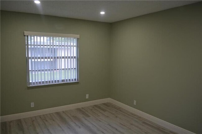 Building Photo - 2710 Riverside Dr