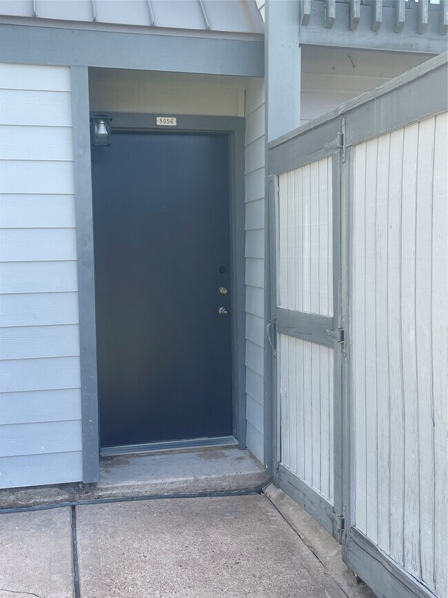 Building Photo - 5056 Glenmont Dr