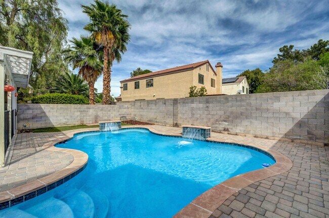 Building Photo - 3 bedroom home with pool!!