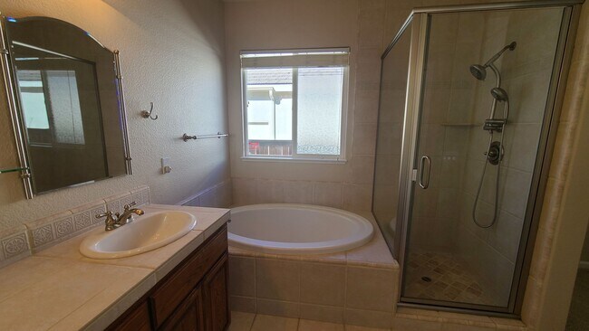 Building Photo - Single Story Sommerset Home!