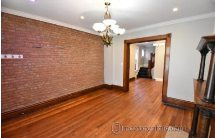 Building Photo - 474 E Sycamore St