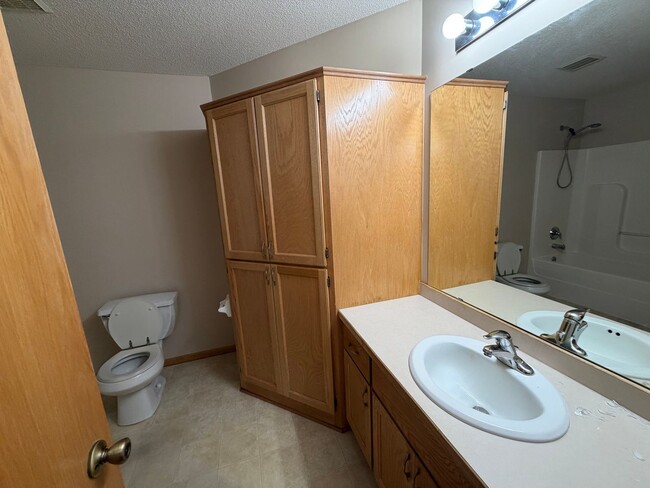 Building Photo - 3 bed 2bath townhome finished basewment , double garage, deck