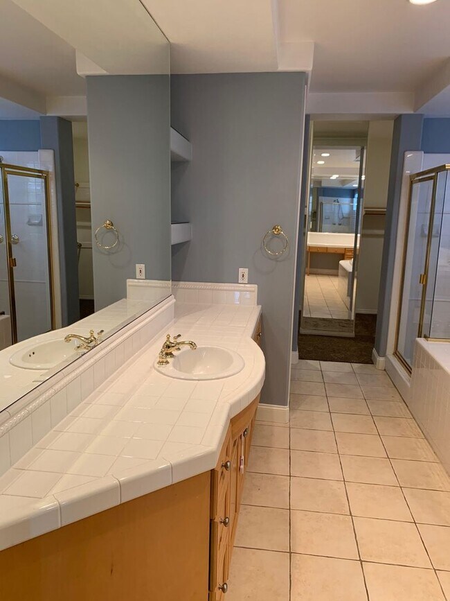 Building Photo - $1,000 Off First month's Rent - Lovely hom...