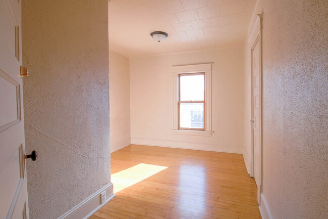 Building Photo - 418 W Irving Ave