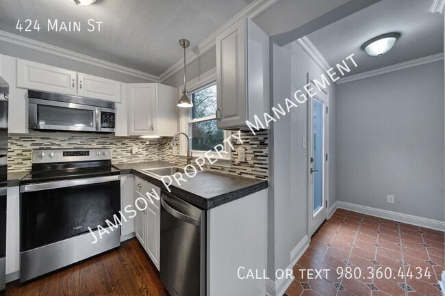 Building Photo - 424 Main St