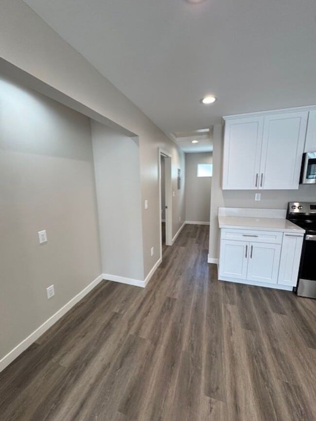 Building Photo - Modern-Brand New back house