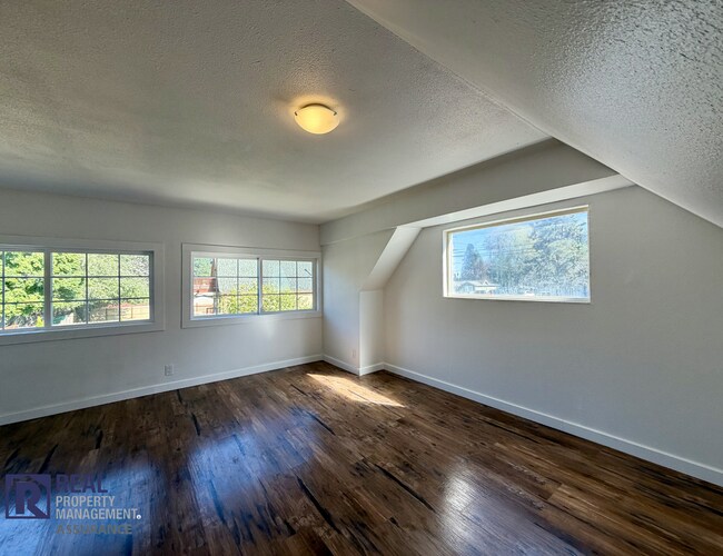 Building Photo - Updated 3-Bedroom Home with Fenced Backyard in Beaverton