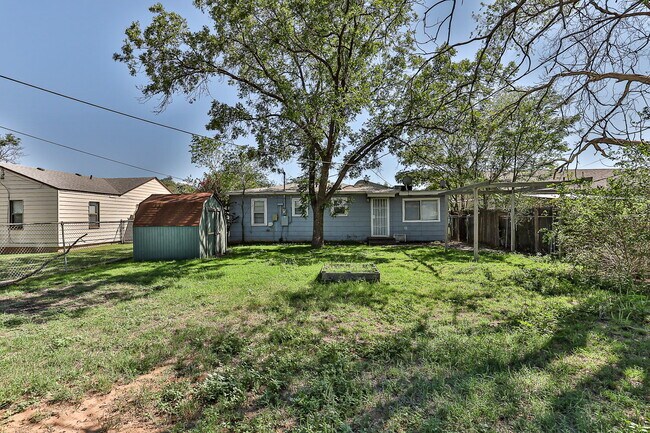 Building Photo - 2-Bedroom Home - Cozy 705 sq ft Oasis with...