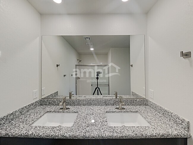 Building Photo - 1710 Viaggio Ave
