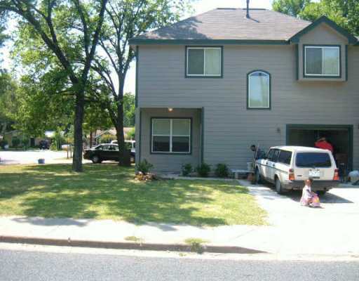 Building Photo - FANTASTIC 3 BEDROOM / 2.5 BATH DUPLEX