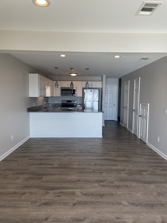 Building Photo - 6455 Oak Shr Dr
