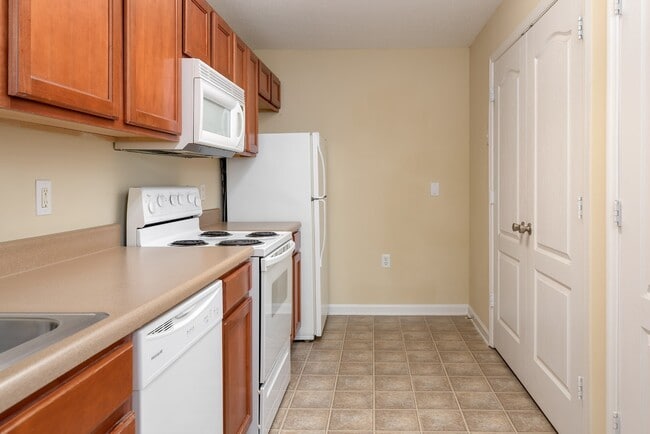 Building Photo - Largest 3 Bedroom 2 Bath Available $1,599/mo - $0-Deposit