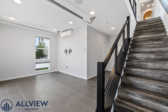 Building Photo - Beautiful three story live/work townhome in Westside Costa Mesa!