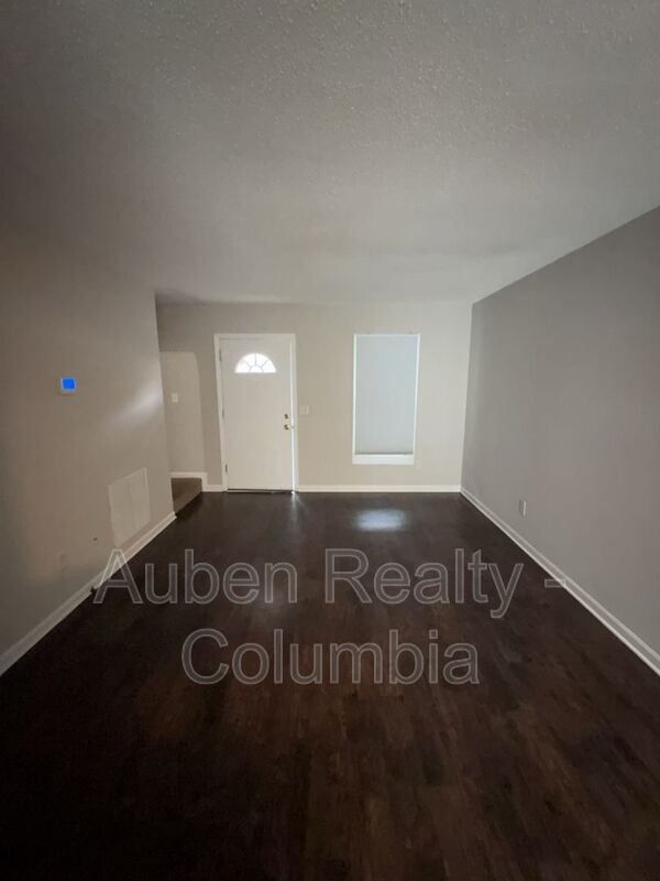 Building Photo - 16 Londonderry Square