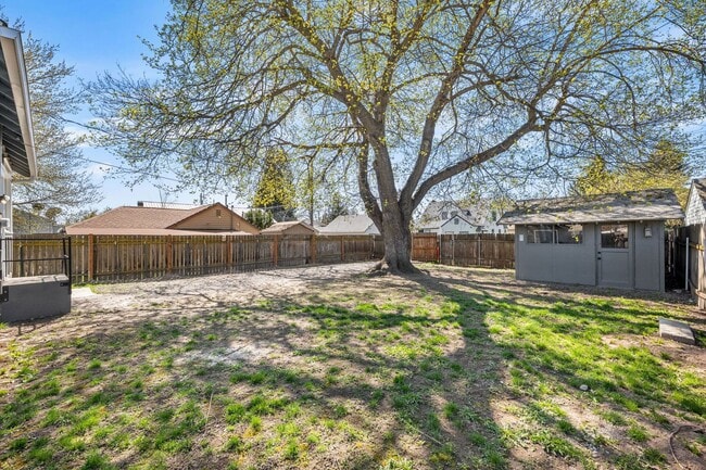 Building Photo - Great Location! Northtown Charmer!