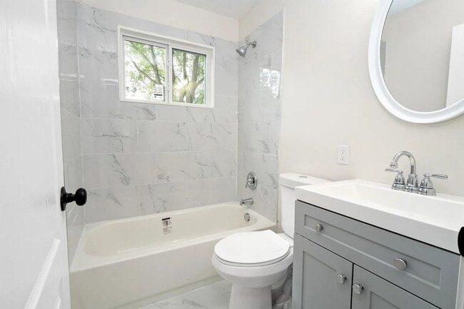 Building Photo - Updated 3 bedroom home in Florissant with garage