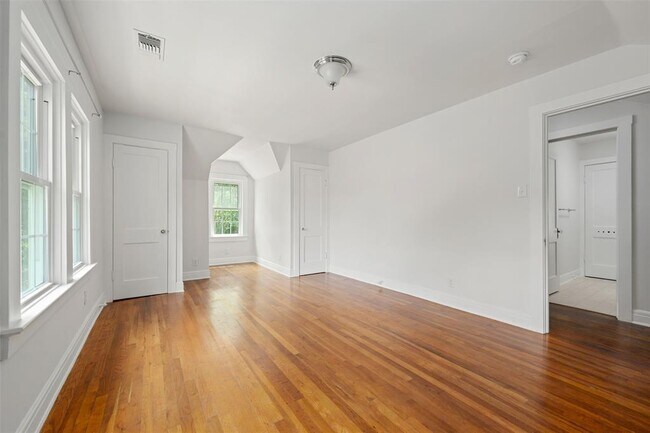 Building Photo - 2111 Kenwood Ave