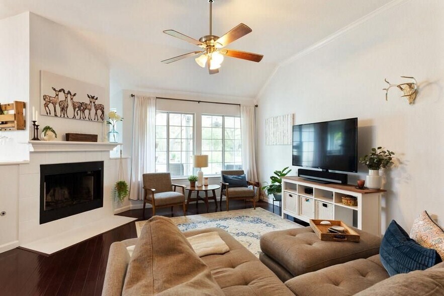 Building Photo - 16303 Lone Wolf Dr