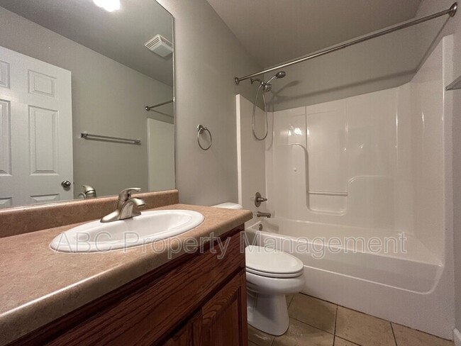 Building Photo - 320 Sienna Dr