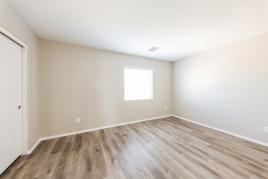 Building Photo - 12430 W Valentine Ave