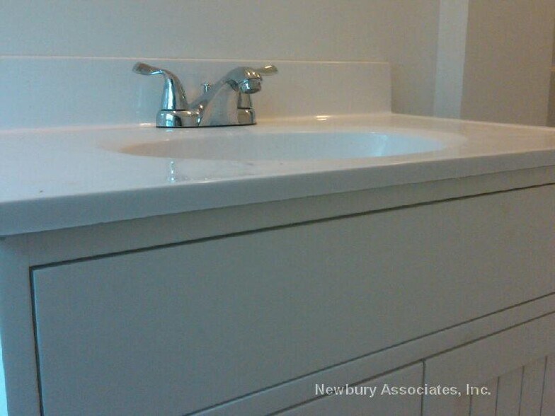 Building Photo - 48 Bellevue St