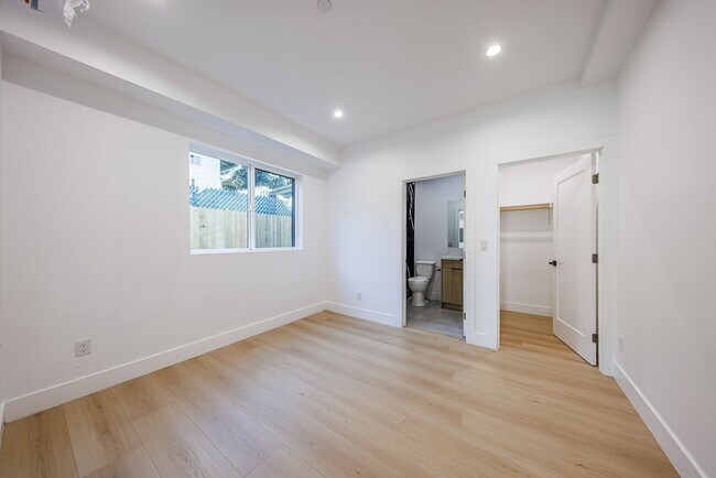 Building Photo - 1330 S Longwood Ave
