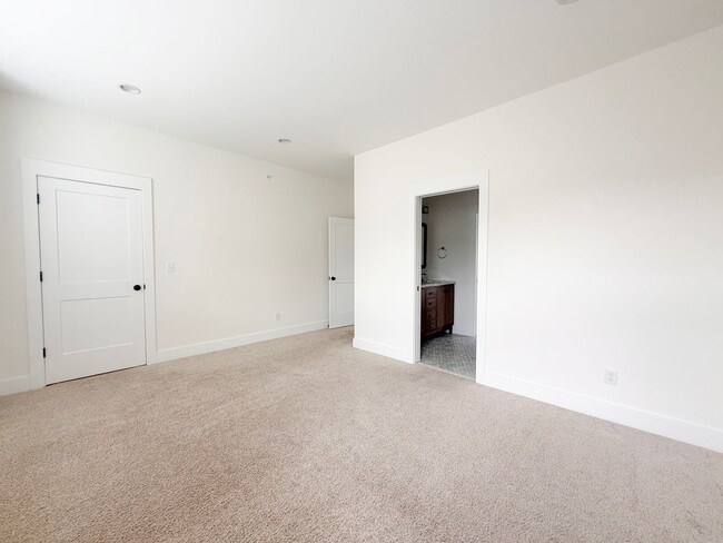 Building Photo - Spacious 4-Bedroom Townhome on Allison Way with Pool Access Near TTU