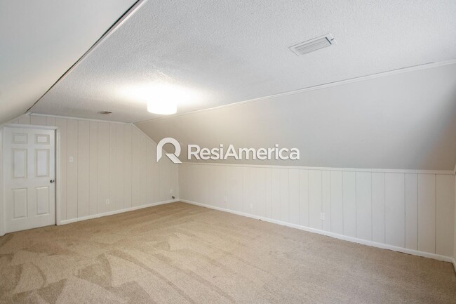 Building Photo - Newly Renovated 5/3 in Wonderful Bartlett ...