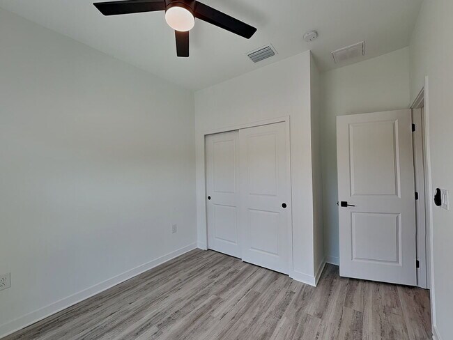 Building Photo - 1125 Highlands Rd